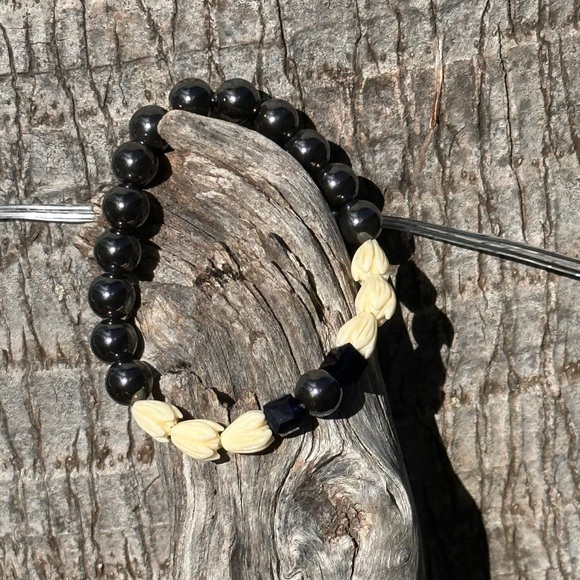 ❌SOLD Pīkake Carved Jasmine, Hematite & Swarovski bead Stretch Bracelet Handmade - Picture 3 of 3